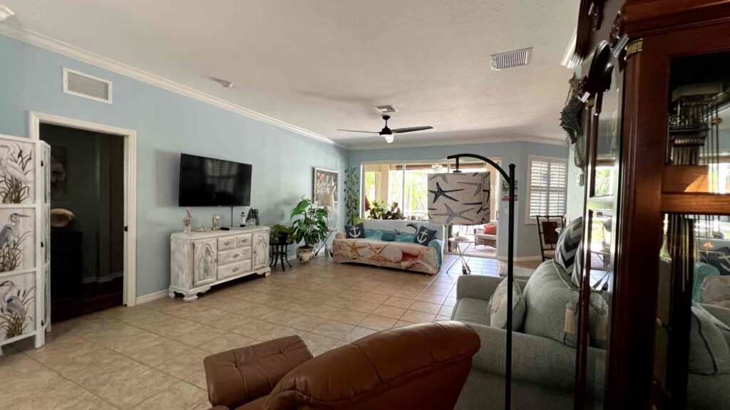 Living room - Regular cleaning in Cape Coral by Goldmillio - Aug 10