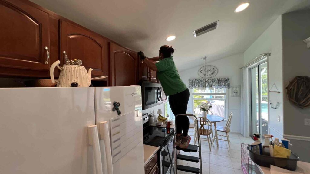 Kitchen-tops-cleaning-by-Goldmillio-May-10-2025